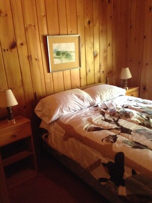 2 bedrooms, desk, iron/ironing board, WiFi