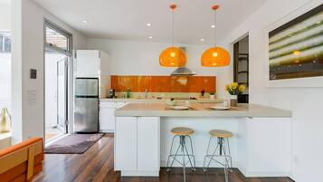 Réfrigérateur, micro-ondes, four, plaque de cuisson