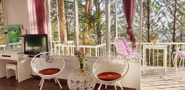 TV - Lovely Treehouse with 2 queen beds, restroom, small kitchen, balcony forest view (Tp. Đà Lạt)