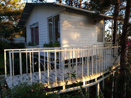 Kaunis puutalo, 2 queen beds, wc, pieni keittiö, parveke metsältä