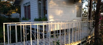 Dejligt træhus med 2 queensize-senge, toilet, lille køkken, balkon med skovudsigt