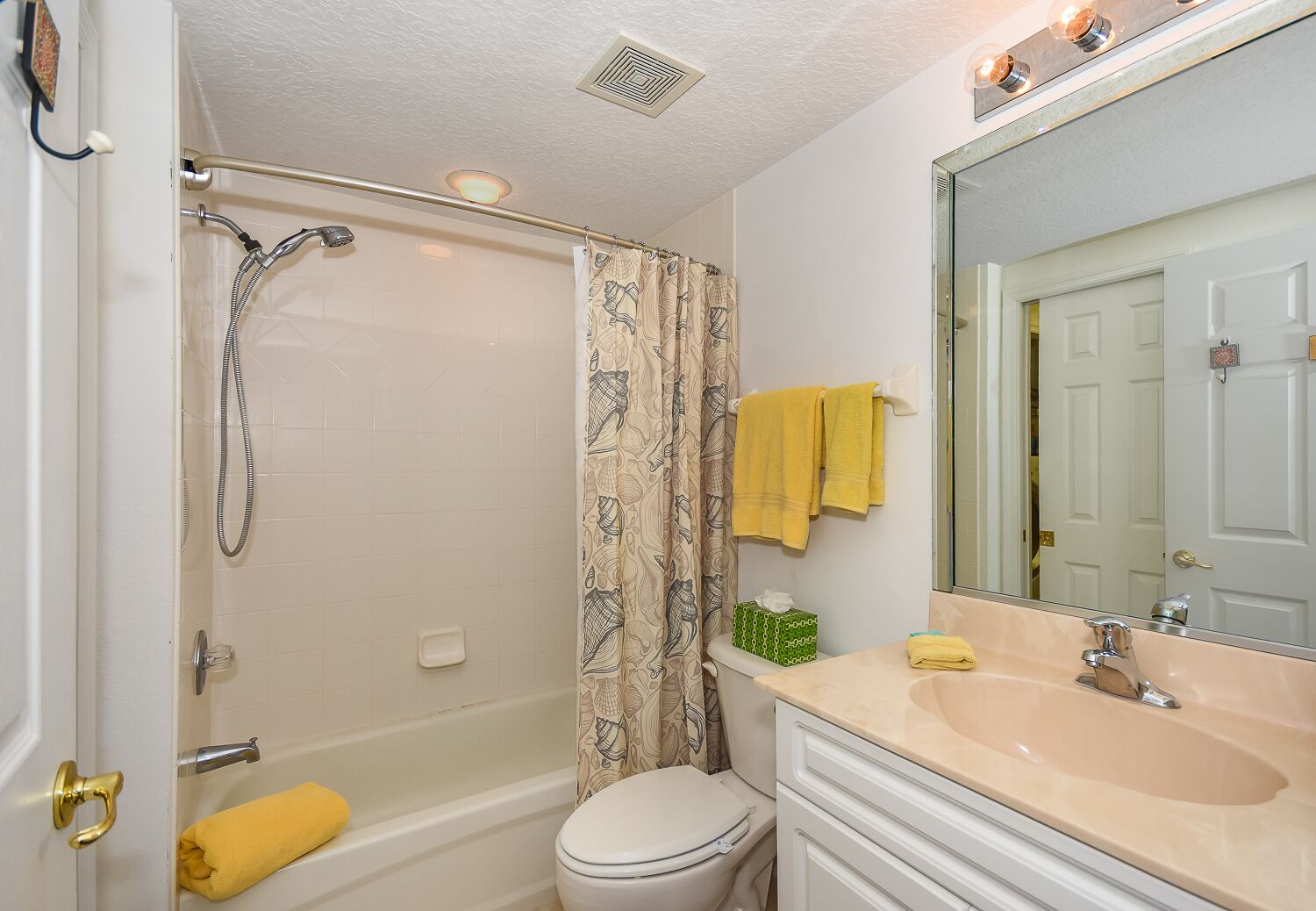 Un baño con bañera, inodoro y lavabo.
