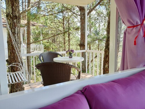 Romantic Treehouse Queen Bed, Balcony