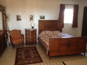 7 slaapkamers, een bureau, een strijkplank/strijkijzer, reisbedje