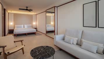 Une chambre d’hôtel moderne, équipée d’un lit, d’un canapé, d’une chaise et d’une petite table.
