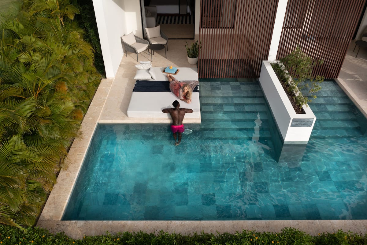 Aqua Junior Suite Swim-up Garden View | Duntäcken, bäddmadrasser, minibar och värdeförvaringsskåp på rummet