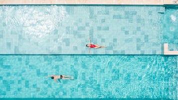 5 outdoor pools, open 7:00 AM to 7:00 PM, cabanas (surcharge)