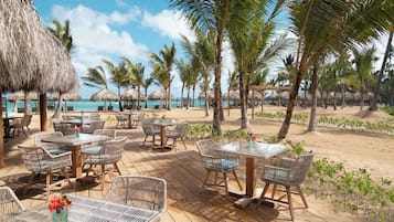 8 restaurants, breakfast, lunch, dinner served; international cuisine