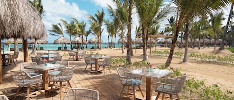 8 restaurantes; se sirven desayunos, almuerzos y cocina internacional