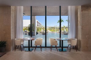 8 restaurants, breakfast, lunch, dinner served; international cuisine