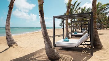 Privatstrand, Cabañas (gegen Gebühr), Liegestühle, Sonnenschirme