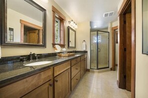 Bathtub, hair dryer - Golf View, Hot Tub, Suncadia Pool Access (Cle Elum)