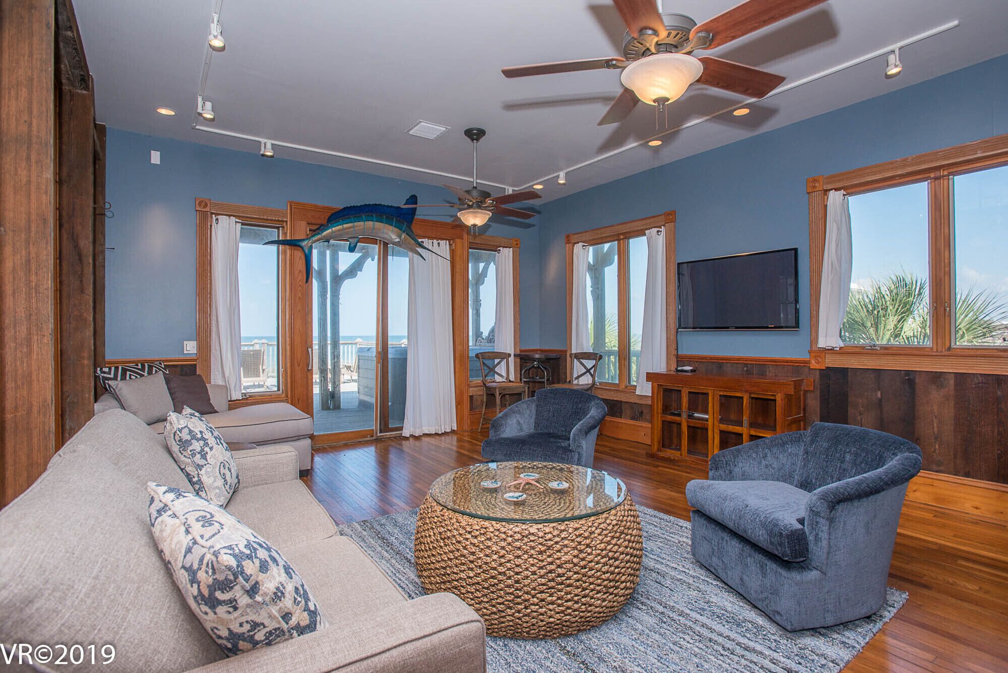 Gulf Front 4/4 sleeps up to 16 -private and updated. Hot Tub. Dog Friendly