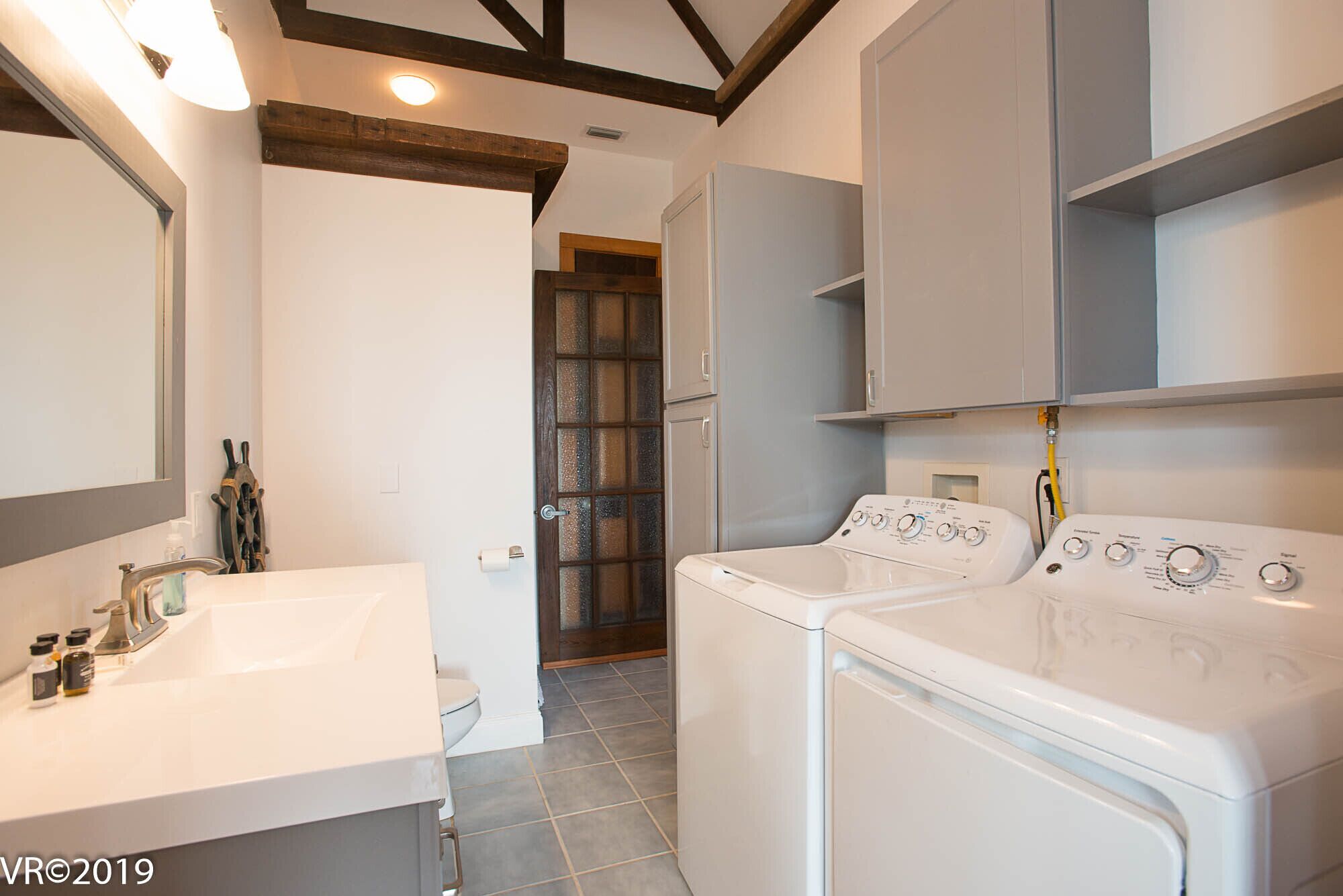 Gulf Front 4/4 sleeps up to 16 -private and updated. Hot Tub. Dog Friendly