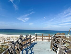 Plage, chaises longues