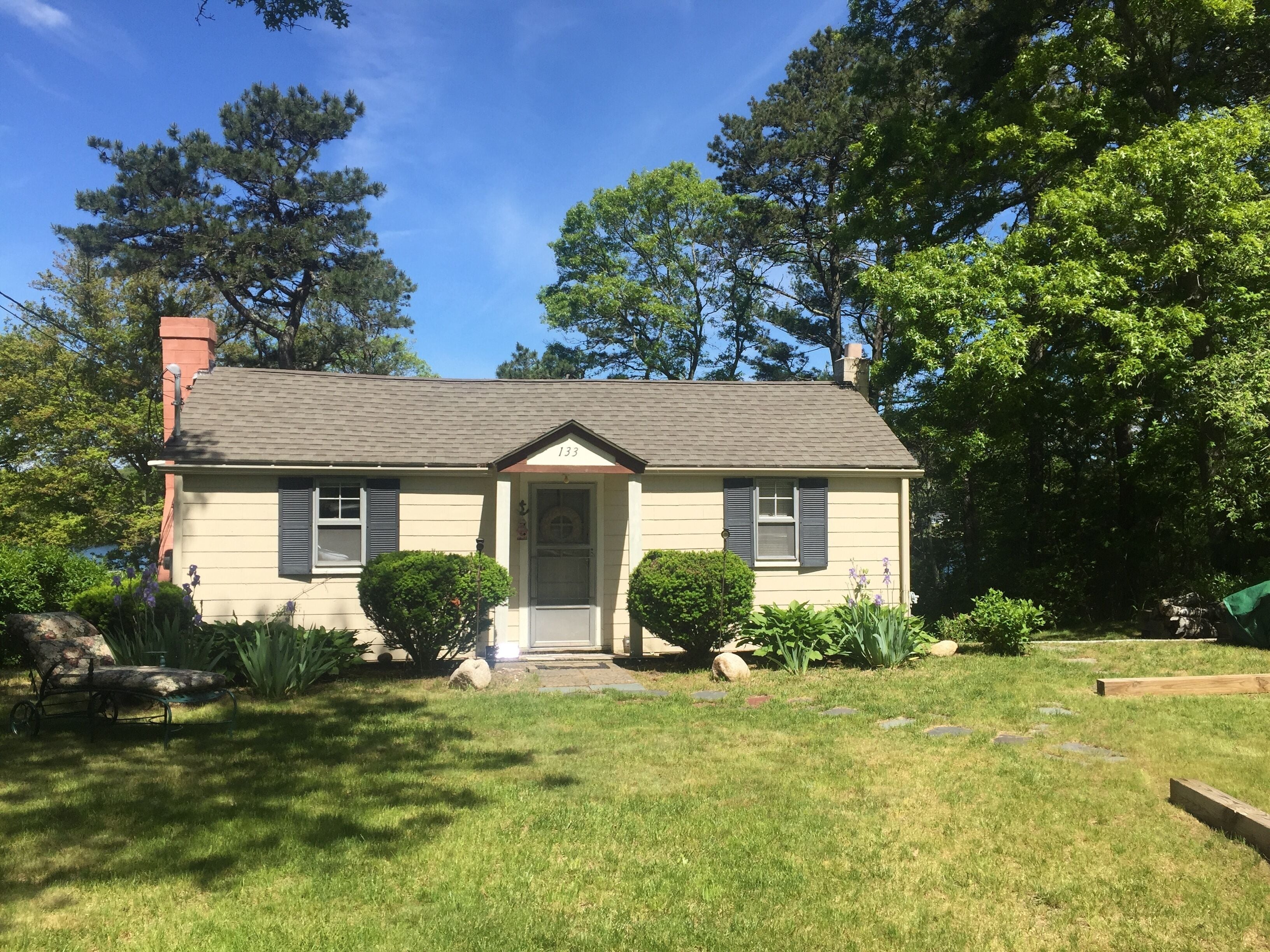Cozy Cape Cod cottage overlooking Jenkins Pond; with private beach & dock. 
