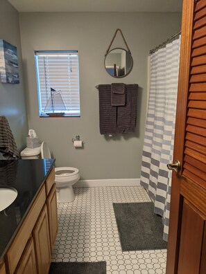 Een bad, handdoeken, toiletpapier