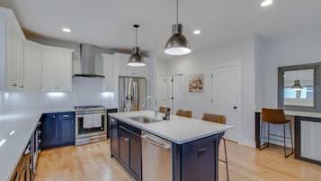 Frigorífic, microones, forn i placa de cuina