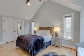 3 bedrooms, desk, iron/ironing board, travel cot