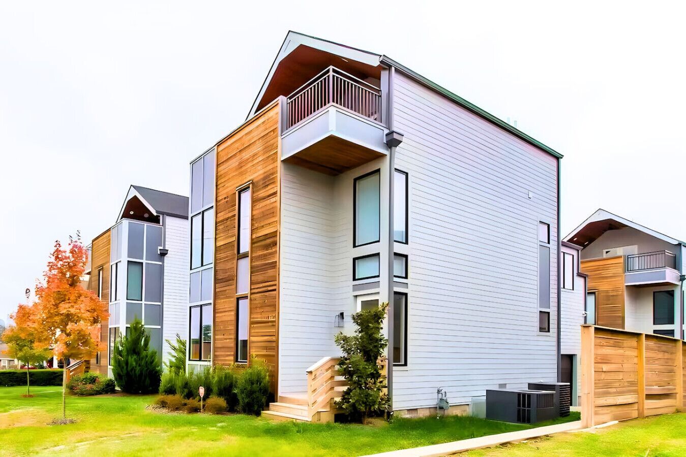 Un immeuble résidentiel moderne à plusieurs étages, doté d’un toit plat, de grandes fenêtres et d’un balcon.