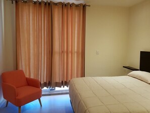 3 quartos, cofres nos quartos, ferros/tábuas de passar roupa, Wi-Fi