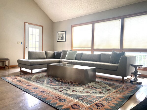 Smart TV, fireplace, DVD player, books