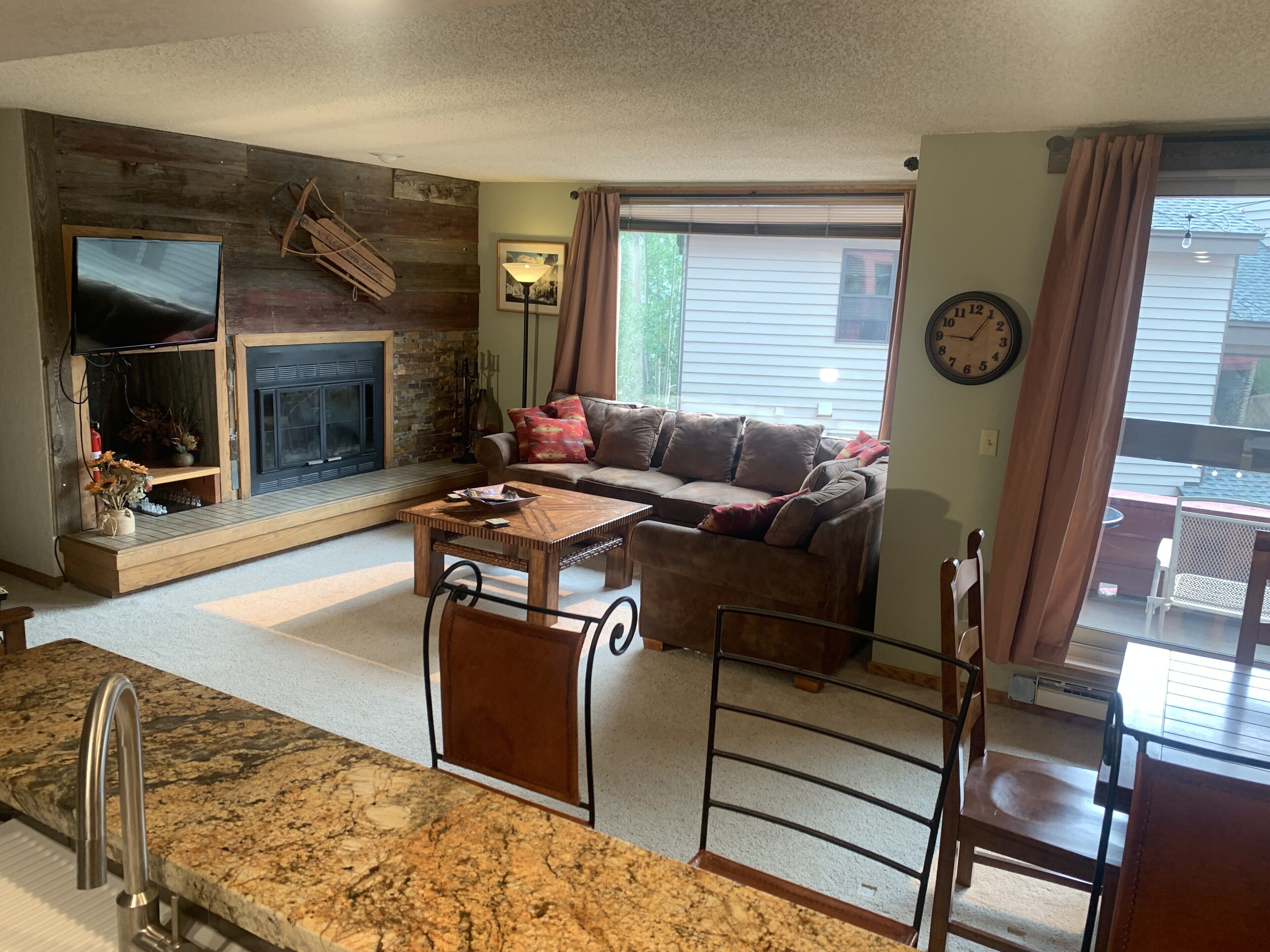 电视、壁炉、DVD 播放器