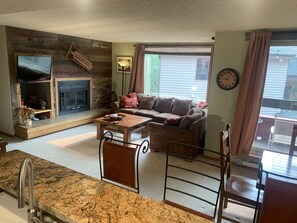 TV, fireplace, DVD player - Walk to town! Indoor pool, sauna, hot tubs. (Winter Park)