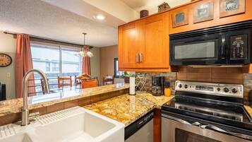 Kylskåp, mikrovågsugn, ugn och spishäll