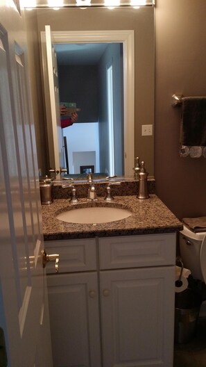 Bañera con ducha, toallas, jabón, papel higiénico