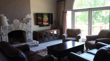 Televisión, chimenea, videojuegos, mesa de ping pong