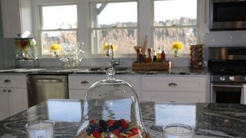 雪櫃、微波爐、焗爐、爐具