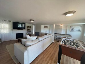 Smart TV, fireplace