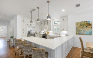 冷蔵庫、電子レンジ、オーブン、コンロ