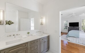 3 bedrooms, desk, iron/ironing board, WiFi - Hakuna Matata - 2 Community Pools, Tennis, & Bikes (Santa Rosa Beach)
