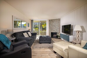 Smart TV, fireplace, table football, ping pong - "Lowest Price of the Season" Beautiful Garden View and Ocean Breezes! (Oceanside)