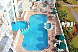 Una piscina cubierta, una piscina climatizada