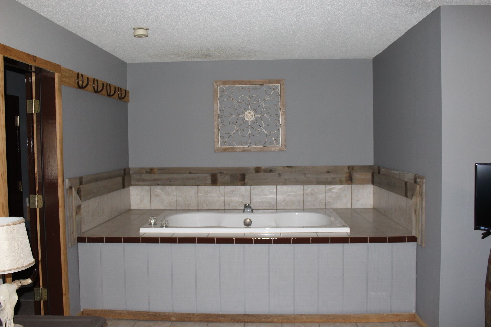 The Cowboy Creek Lodge a Western Resort!