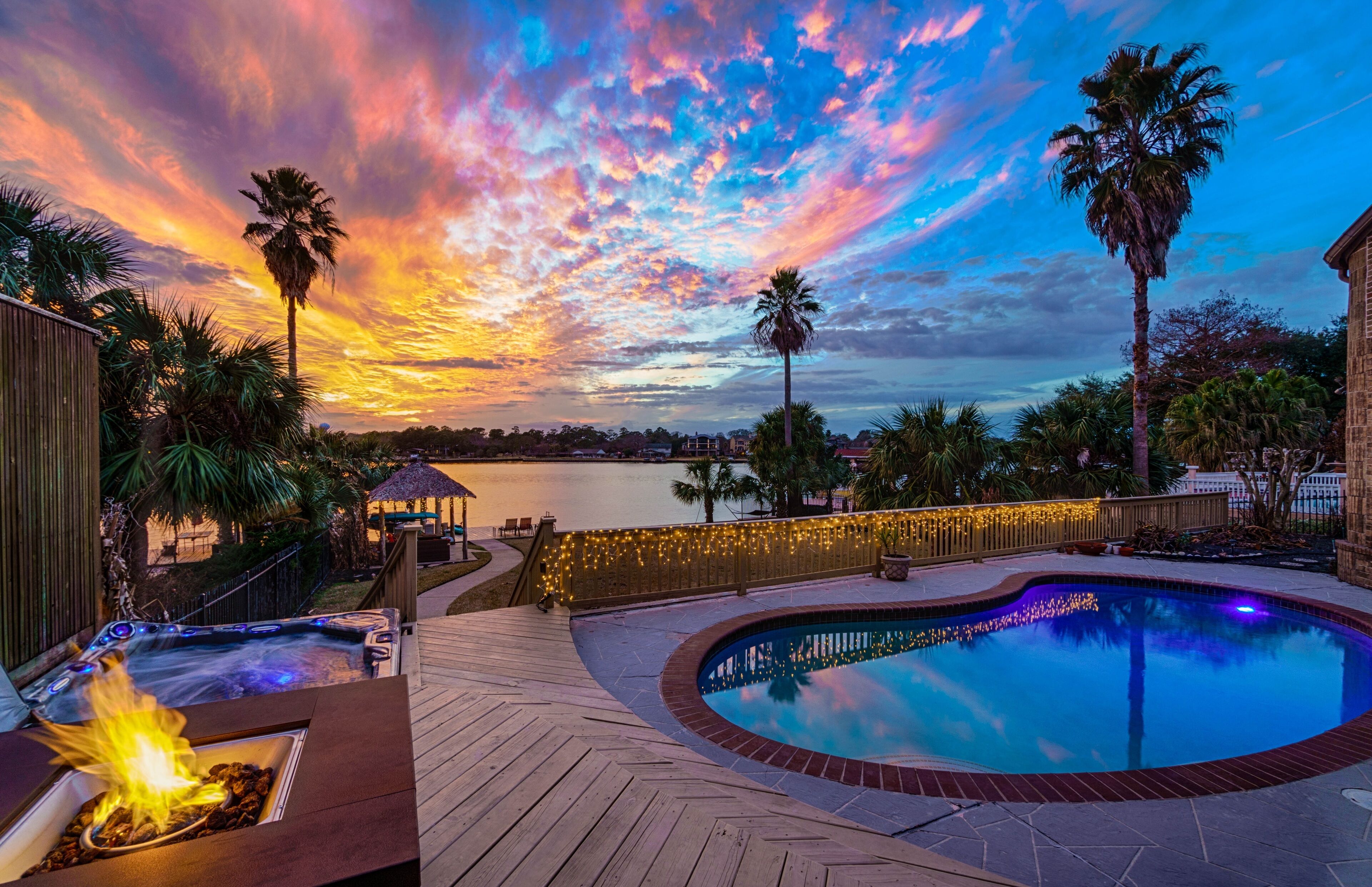 Large Waterfront in Clear Lake TX within 5 miles of NASA and Kemah Boardwalk 