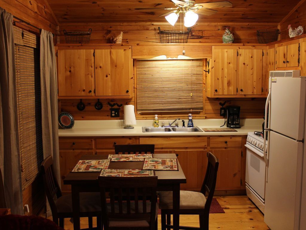 Mountain Heaven--King-size bed, hot tub, WiFi!