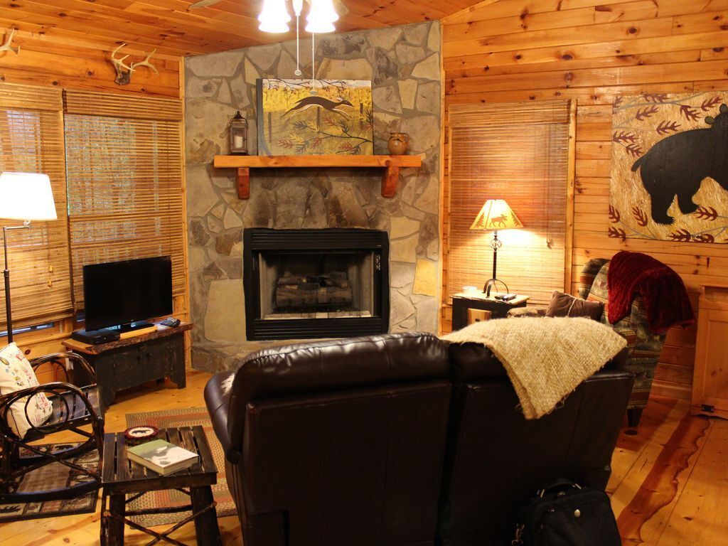 Mountain Heaven--King-size bed, hot tub, WiFi!