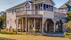 Ein zweistöckiges Haus mit Balkon und überdachter Veranda.