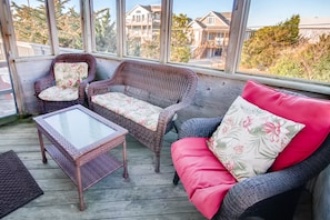 TV connectée, lecteur de DVD, livres