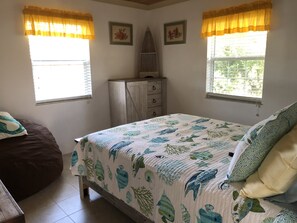 2 bedrooms, iron/ironing board, WiFi, bed sheets - Mermaids Cove      (russell island)