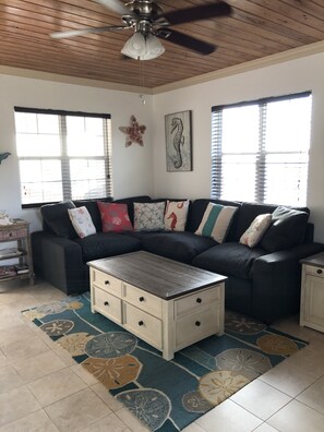 Smart TV - Mermaids Cove      (russell island)