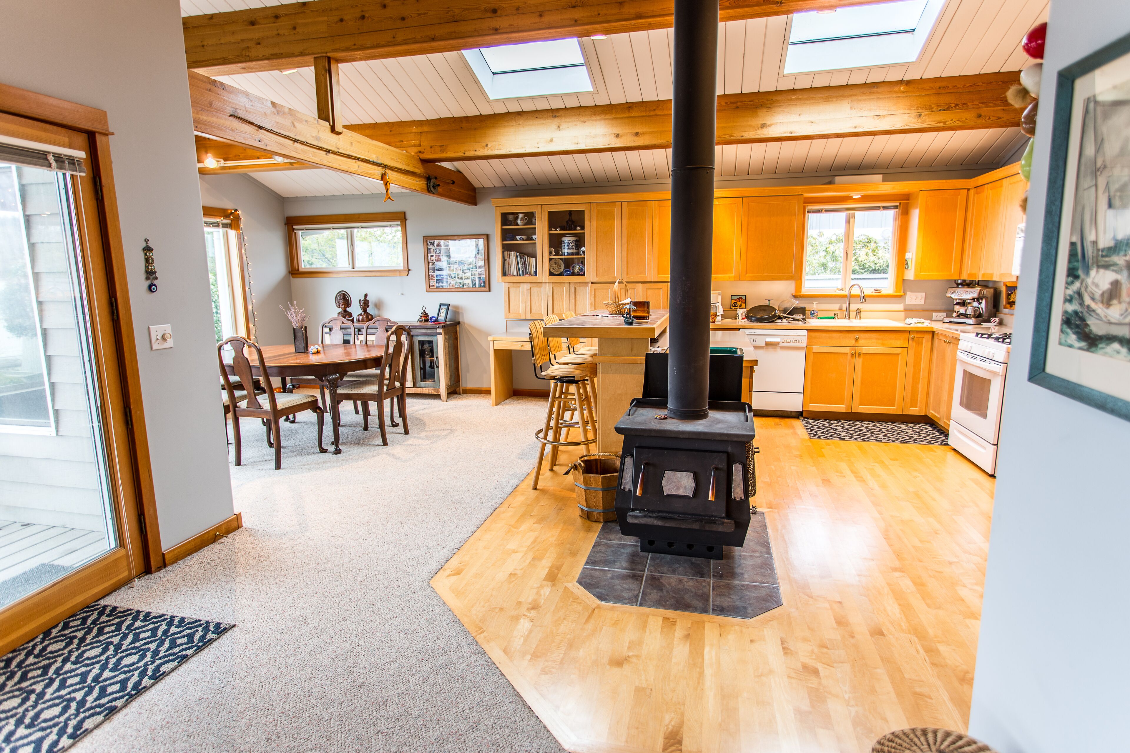 Beautiful Waterfront Home. Private Low Bank Beach on the Puget Sound