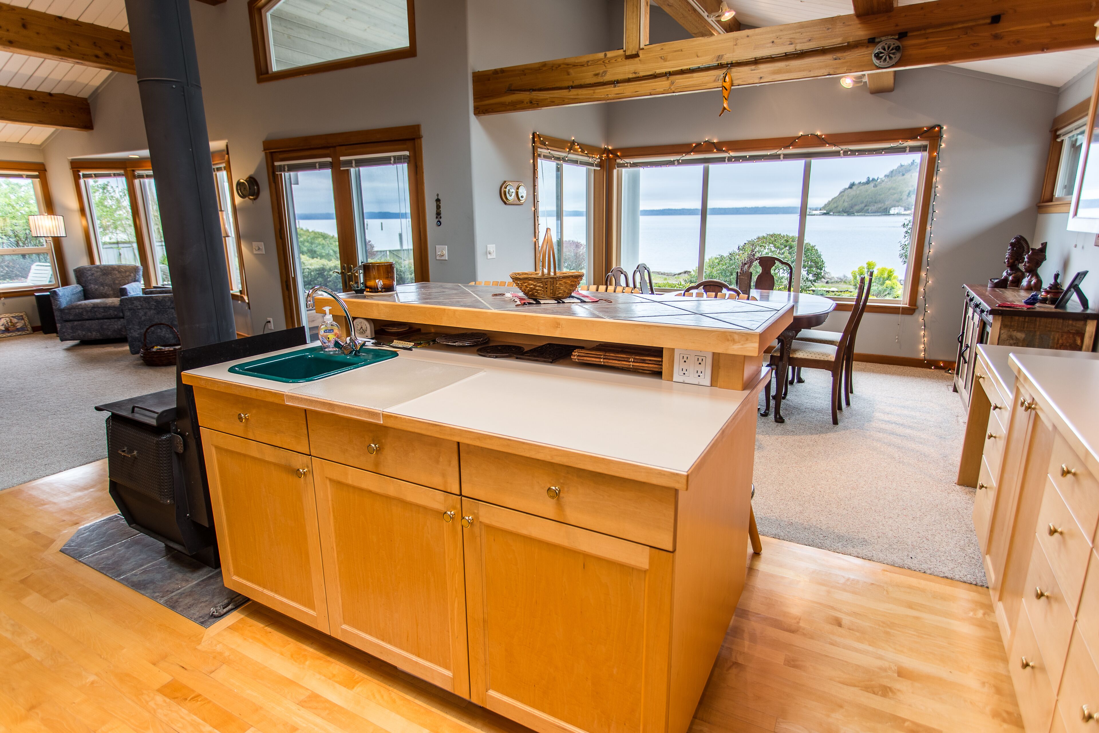 Beautiful Waterfront Home. Private Low Bank Beach on the Puget Sound