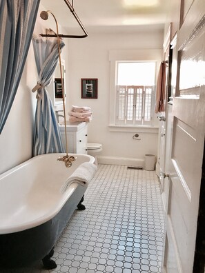 Ensemble douche/baignoire, sèche-cheveux, serviettes fournies, savon