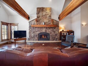 TV, fireplace, DVD player, foosball - LUXURY HIGHLANDS HOME! Ten Mile Views, Lake View, Hot tub, Pool table, Foosball (Breckenridge)