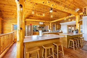 Fridge, microwave, oven, stovetop - ENCHANTED CIRCLE LODGE-AWESOME MOUNTAIN VIEWS WITH HOT TUB AND SAUNA! (Angel Fire)